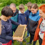 Am Lehrbienenstand; Bienenführung für Bienenpartin Diana Martin mit Siemens Healthineers IST-Team Erlangen