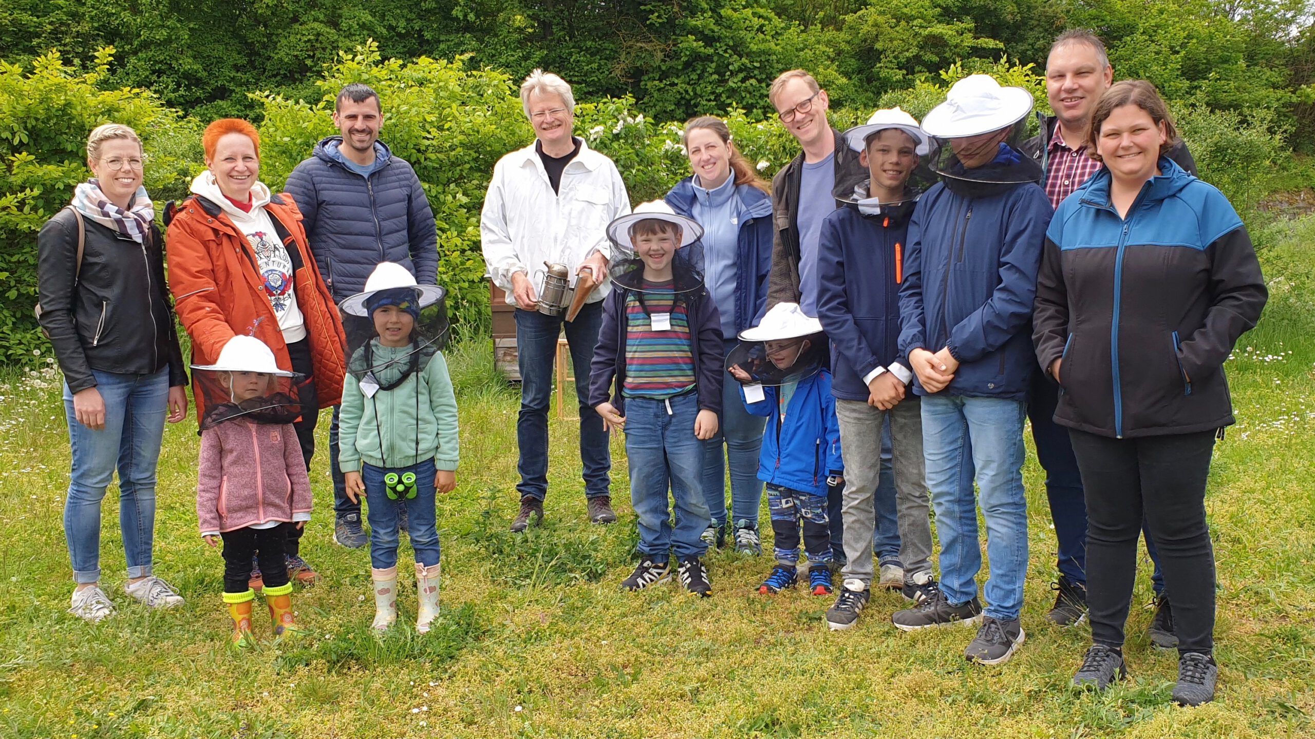 Gruppenfoto; Bienenführung für Bienenpartin Diana Martin mit Siemens Healthineers IST-Team Erlangen