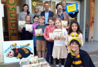 Bamberger Schulbiene schenkt zum 10-jährigen Jubiläum über 600 Sachbücher an alle Bamberger Grundschulen 