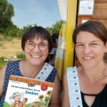 Babberl einkleben mit Anja Krause fürs Jubiläumsgeschenk "10 Jahre Bamberger Schulbiene" an die Bamberger Grundschulen