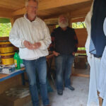 Besuch der KHG, Bienen-AG um Jürgen Horn zur Begutachtung der Völker