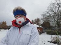 Eine FFP3-Maske ist unerlässlich zur Varroabekämpfung durch Oxalsäurebehandlung mittels Sublimation ("Verdampfen") / Reinhold Burger, Bienen-leben-in-Bamberg.de am 29.11.2023