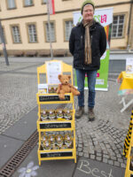 Imkerei Reinhold Burger / Ilona Munique (Bienen-leben-in-Bamberg.de)am Traditionellen Bamberger Honigmarkt am Faschingsdienstag 2024 / Bienen-leben-in-Bamberg.de