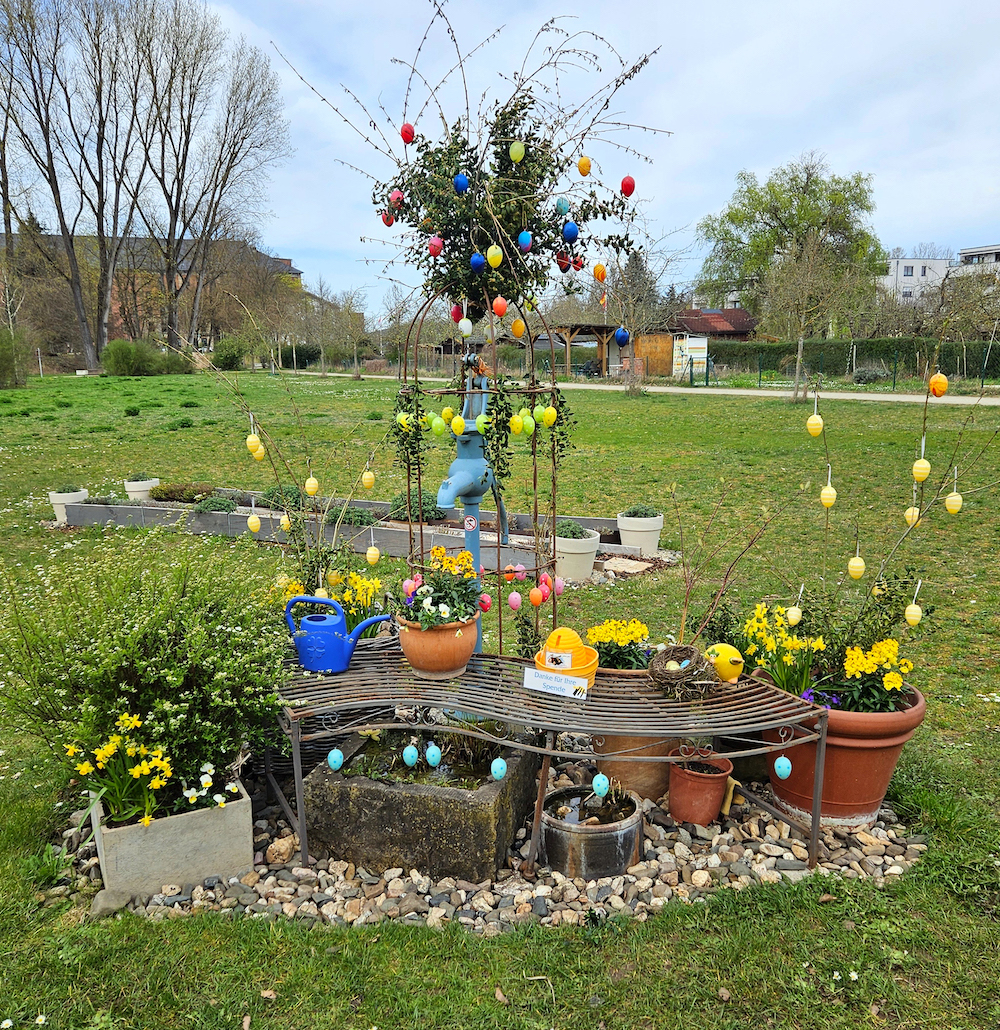 Osterbrunnen an der Bienen-InfoWabe im ERBA-Park, Bienenweg 1