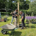 Aufbau der Handläufe zum Sinnespfad im Bamberger Bienengarten (Ausführender Thomas Gröhling)