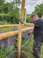 Aufbau der Handläufe zum Sinnespfad im Bamberger Bienengarten (Ausführender Thomas Gröhling) am 23.05.2024