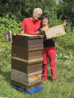 BLIB-Team, Reinhold Burger und Ilona Munique bei der Honigernte am Standort "Sternwarte"