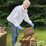 Imkermeister Reinhold Burger am Lehrbienenstand "Bienenweg"