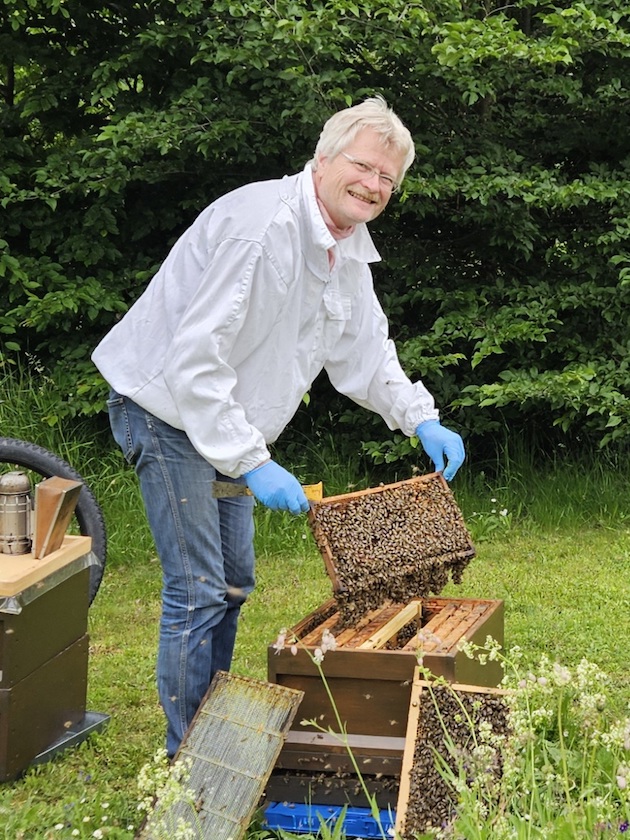 Imkermeister Reinhold Burger am Lehrbienenstand "Bienenweg"