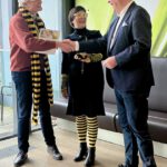 Jurypreis "Sparda macht's möglich 2025" für die Bamberger Schulbiene; Urkundenübergabe am 27.02.2025 in Nürnberg durch Stefan Schindler, Vorstand des Sparde-Gewinnsparvereins e. V.