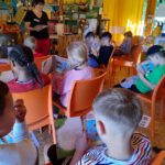 Rupprechtschule Bamberg, 1.-3. Klasse (Lesepatengruppe) in Koop. Carithek/Freiwilligenzentrum zum Schulbienen-Unterricht in der Bienen-InfoWabe, Bienen-leben-in-Bamberg.de