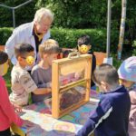 Rupprechtschule Bamberg, 1.-3. Klasse (Lesepatengruppe) in Koop. Carithek/Freiwilligenzentrum zum Schulbienen-Unterricht in der Bienen-InfoWabe, Bienen-leben-in-Bamberg.de