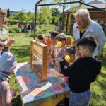 Rupprechtschule Bamberg, 1.-3. Klasse (Lesepatengruppe) in Koop. Carithek/Freiwilligenzentrum zum Schulbienen-Unterricht in der Bienen-InfoWabe, Bienen-leben-in-Bamberg.de