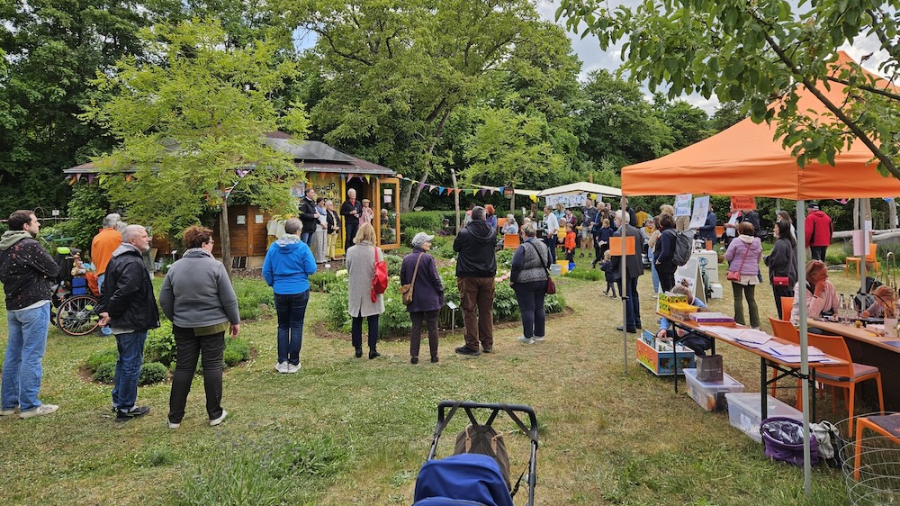 Gäste zur Jubiläumsfeier 10 Jahre "Bienen-InfoWabe"