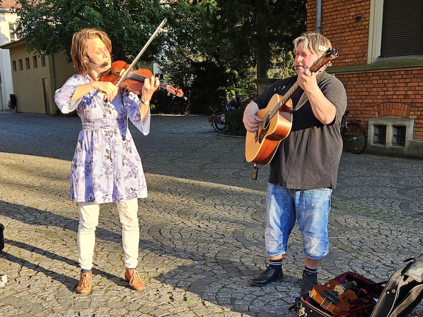 'Little Radio' am Brunnen in der Wunderburg