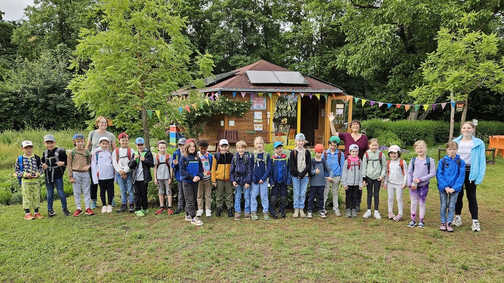 Domschule Bamberg, Klasse 2a zum Schulbienen-Unterricht / Schulbienenführung in der Bienen-InfoWabe, Bienen-leben-in-Bamberg.de