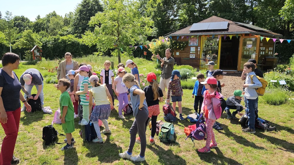 Schulbienenführung / Schulbienen-Unterricht im Ferienprogramm für den Offenen Ganztag (OGS) Grundschule Gaustadt. / Initiative Bienen-leben-in-Bamberg.de