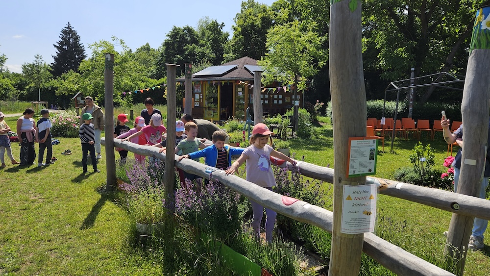 Schulbienenführung / Schulbienen-Unterricht im Ferienprogramm für den Offenen Ganztag (OGS) Grundschule Gaustadt. / Initiative Bienen-leben-in-Bamberg.de
