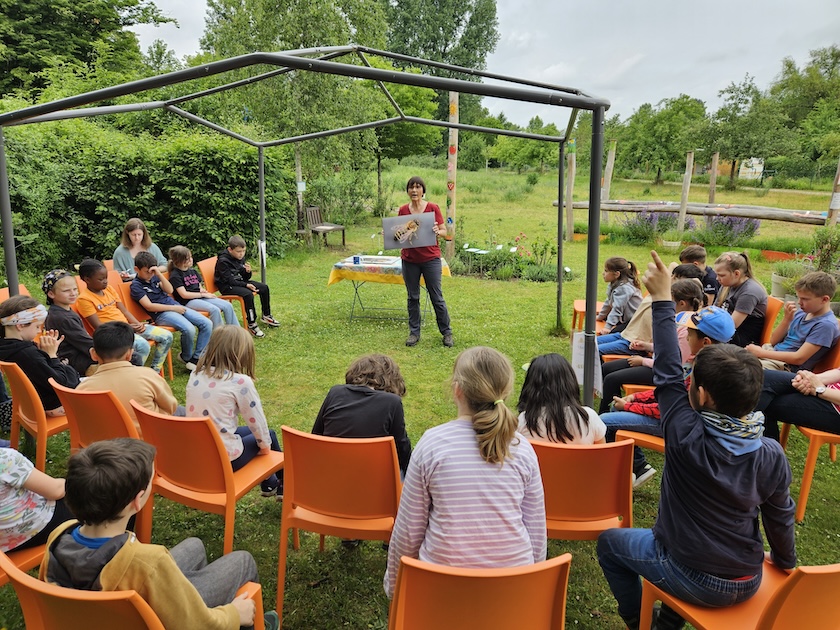 Rupprecht-Grundschule Bamberg, Klasse 2a zum Schulbienen-Unterricht / Schulbienenführung in der Bienen-InfoWabe, Bienen-leben-in-Bamberg.de