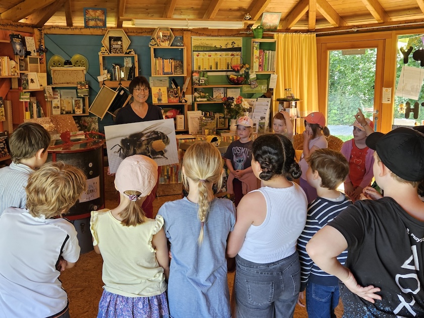 Schulbienenführung / Schulbienen-Unterricht im Ferienprogramm für den Offenen Ganztag (OGS) Grundschule Gaustadt. / Initiative Bienen-leben-in-Bamberg.de