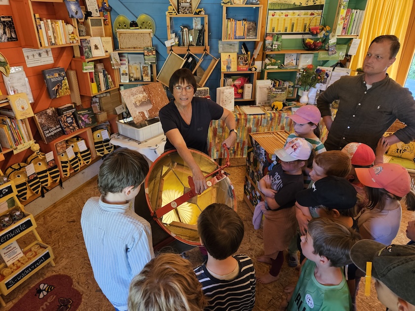 Schulbienenführung / Schulbienen-Unterricht im Ferienprogramm für den Offenen Ganztag (OGS) Grundschule Gaustadt. / Initiative Bienen-leben-in-Bamberg.de