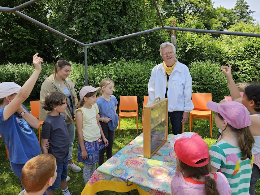 Schulbienenführung / Schulbienen-Unterricht im Ferienprogramm für den Offenen Ganztag (OGS) Grundschule Gaustadt. / Initiative Bienen-leben-in-Bamberg.de