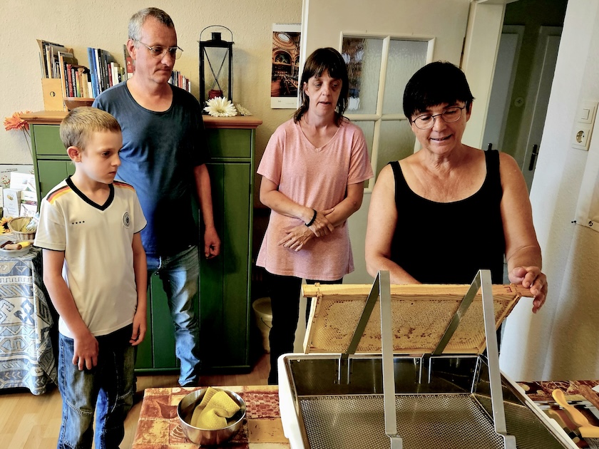 Verarbeitung der Honigernte Bienenweg 2025, Sondertermin Honigernte- und Schleudertage (Bienen-leben-in-Bamberg.de)