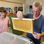 Verarbeitung der Honigernte Bienenweg 2025, Sondertermin Honigernte- und Schleudertage (Bienen-leben-in-Bamberg.de)