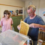 Verarbeitung der Honigernte Bienenweg 2025, Sondertermin Honigernte- und Schleudertage (Bienen-leben-in-Bamberg.de)