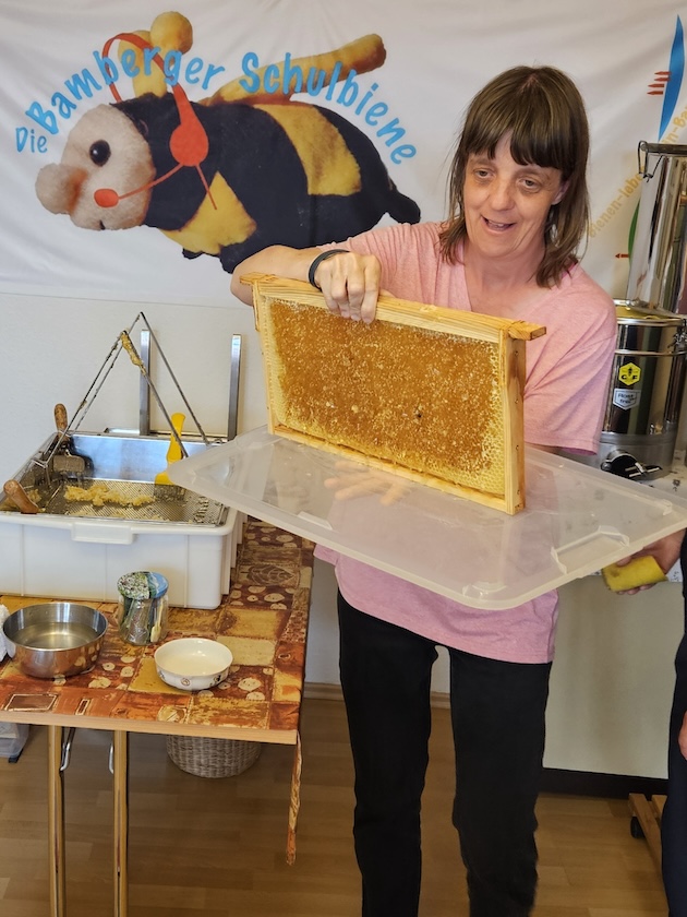 Verarbeitung der Honigernte Bienenweg 2025, Sondertermin Honigernte- und Schleudertage (Bienen-leben-in-Bamberg.de)