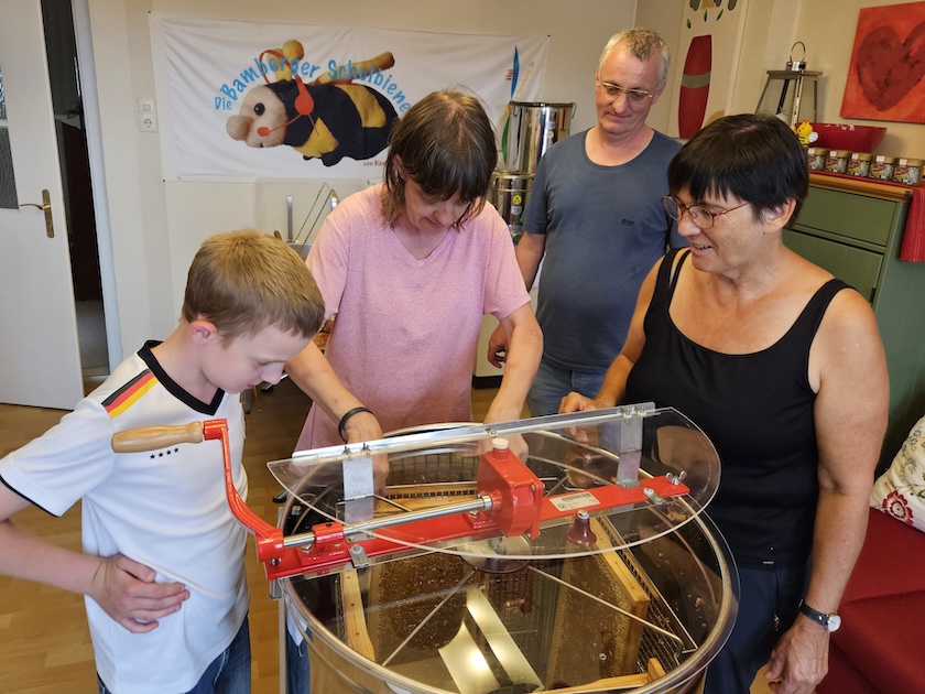 Verarbeitung der Honigernte Bienenweg 2025, Sondertermin Honigernte- und Schleudertage (Bienen-leben-in-Bamberg.de)
