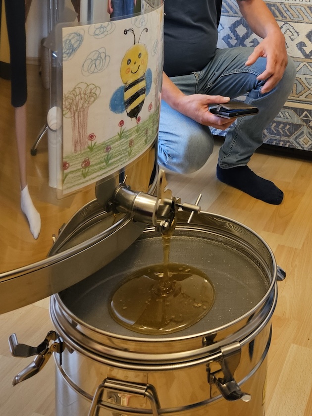 Verarbeitung der Honigernte Bienenweg 2025, Sondertermin Honigernte- und Schleudertage (Bienen-leben-in-Bamberg.de)