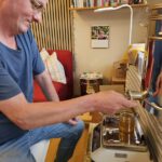 Verarbeitung der Honigernte Bienenweg 2025, Sondertermin Honigernte- und Schleudertage (Bienen-leben-in-Bamberg.de)