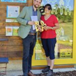 FKBB-Mitglied Olaf Seifert mit Ilona Munique an der Bienen-InfoWabe