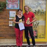 FKBB-Mitglied Sebastian Martins Niedermaier mit Ilona Munique an der Bienen-InfoWabe