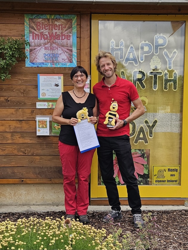FKBB-Mitglied Sebastian Martins Niedermaier mit Ilona Munique an der Bienen-InfoWabe