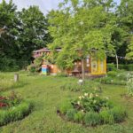 Bienen-InfoWabe mit Schau-Rosenrondellen im Bamberger Bienengarten