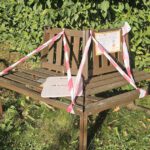 Kaputte Sitzbank im Bamberger Bienengarten