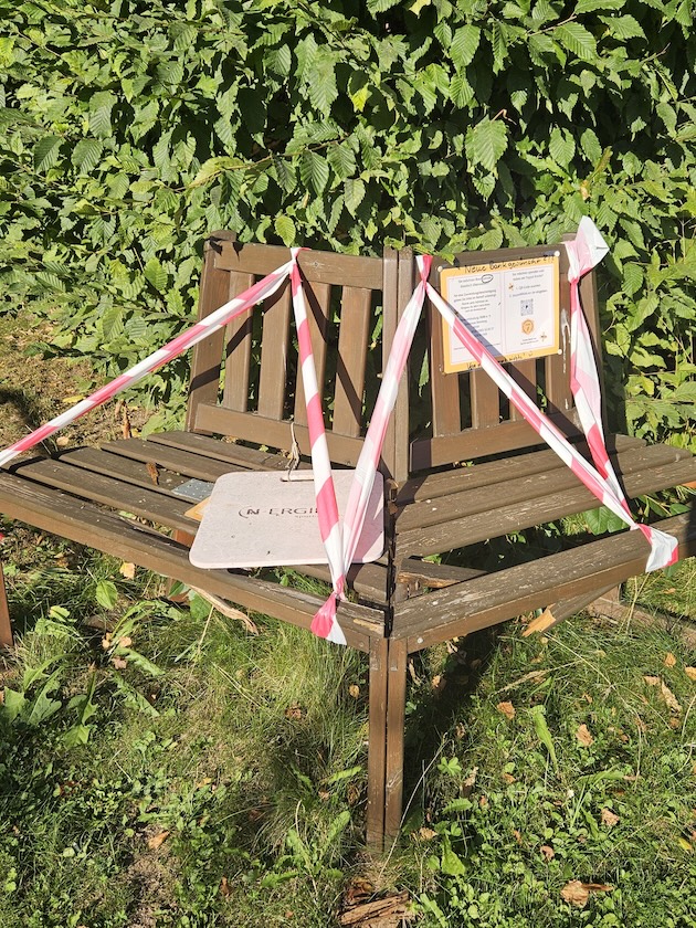 Kaputte Sitzbank im Bamberger Bienengarten
