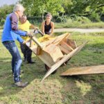 Installation der Sitzbänke im Bamberger Bienengarten an der Blasenesche am 04.09.2025 (Ausführung: Klara und Thomas Gröhling)
