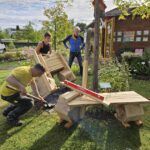 Installation der Sitzbänke im Bamberger Bienengarten an der Blasenesche am 04.09.2025 (Ausführung: Klara und Thomas Gröhling)