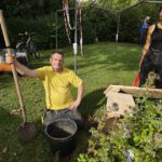 Installation der Sitzbänke im Bamberger Bienengarten an der Blasenesche am 04.09.2025 (Ausführung: Klara und Thomas Gröhling)