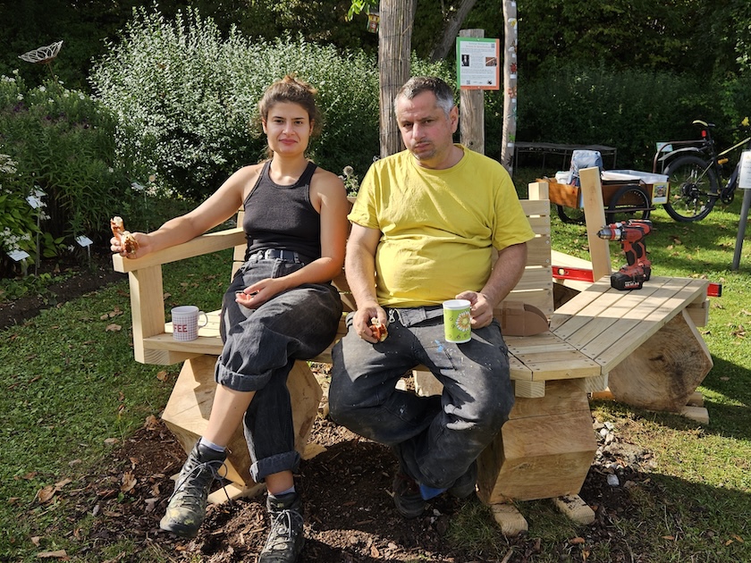 Installation der Sitzbänke im Bamberger Bienengarten an der Blasenesche am 04.09.2025 (Ausführung: Klara und Thomas Gröhling)