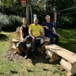 Installation der Sitzbänke im Bamberger Bienengarten an der Blasenesche am 04.09.2025 (Ausführung: Klara und Thomas Gröhling)