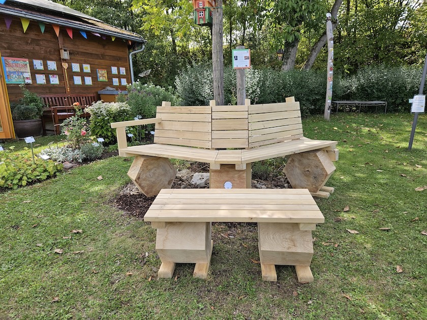 Sitzbänke im Bamberger Bienengarten an der Blasenesche (Ausführung: Thomas Gröhling)