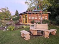 Sitzbänke im Bamberger Bienengarten an der Blasenesche