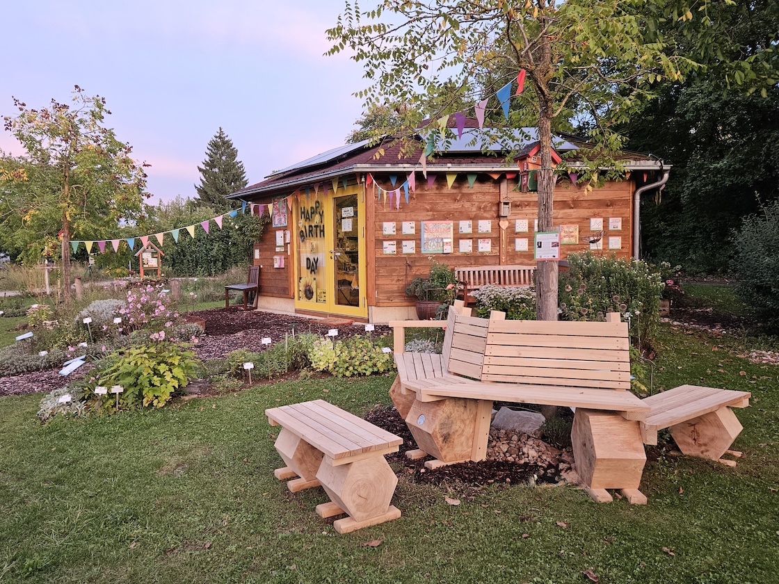 Sitzbänke im Bamberger Bienengarten an der Blasenesche