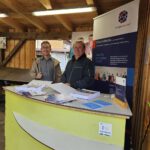 Stand Integra Mensch (Klaus und Dominik) "Das etwas andere Erntedankfest" am 12.10.2025 in der Bio-Gärtnerei Niedermaier mit Gastgeber KEB, Katholische Erwachsenenbildung BA-FO-ERH