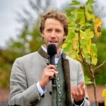Begrüßung von Sebastian Martins Niedermaier anlässlich "Das etwas andere Erntedankfest" am 12.10.2025 in der Bio-Gärtnerei Niedermaier mit Gastgeber KEB, Katholische Erwachsenenbildung BA-FO-ERH, Foto: Heinrich Kolb, Bamberg