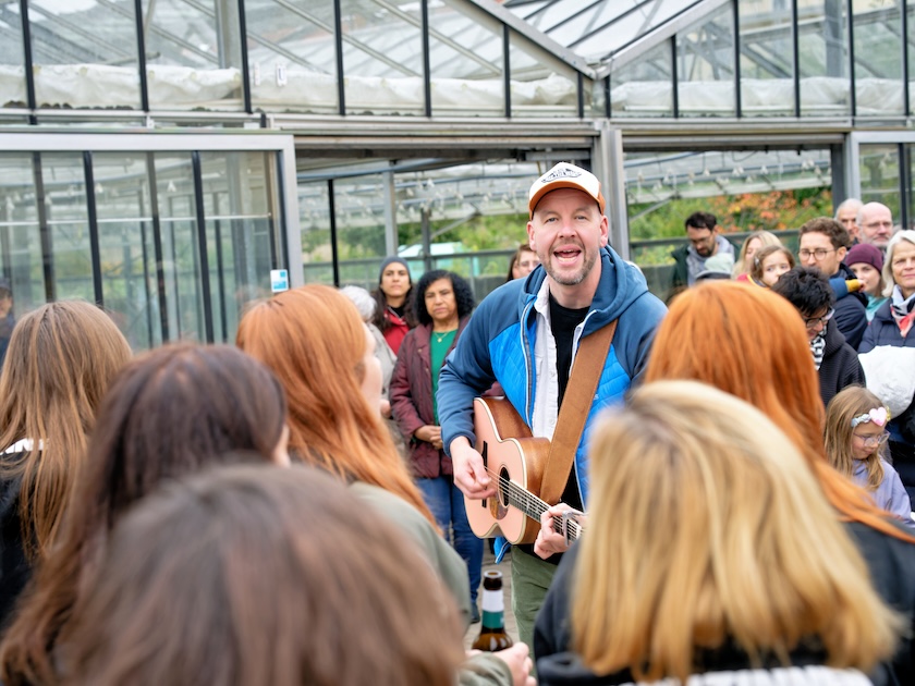 Thomas Kaminski, Chorleiter "Mädelsabend" anlässlich "Das etwas andere Erntedankfest" am 12.10.2025 in der Bio-Gärtnerei Niedermaier mit Gastgeber KEB, Katholische Erwachsenenbildung BA-FO-ERH, Foto: Heinrich Kolb, Bamberg